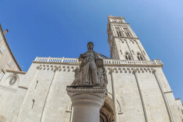 Dalmaçya 'daki Trogir ortaçağ kasabası Hırvatistan UNESCO Dünya Mirası Alanı Eski Şehir ve bina ayrıntıları.