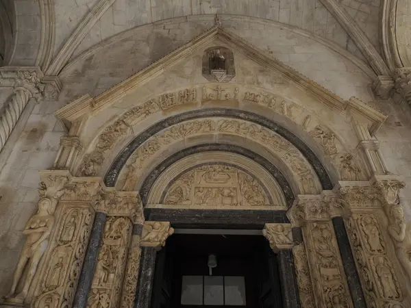 1240 yılının Radovan Portal Kilisesi Dalmaçya 'nın Trogir Ortaçağ kasabasında UNESCO Dünya Mirası Alanı Eski Şehir ve bina detayları.