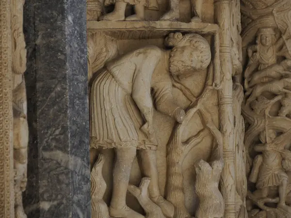 1240 yılının Radovan Portal Kilisesi Dalmaçya 'nın Trogir Ortaçağ kasabasında UNESCO Dünya Mirası Alanı Eski Şehir ve bina detayları.