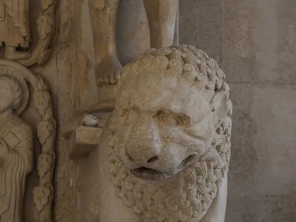 1240 yılının Radovan Portal Kilisesi Dalmaçya 'nın Trogir Ortaçağ kasabasında UNESCO Dünya Mirası Alanı Eski Şehir ve bina detayları.