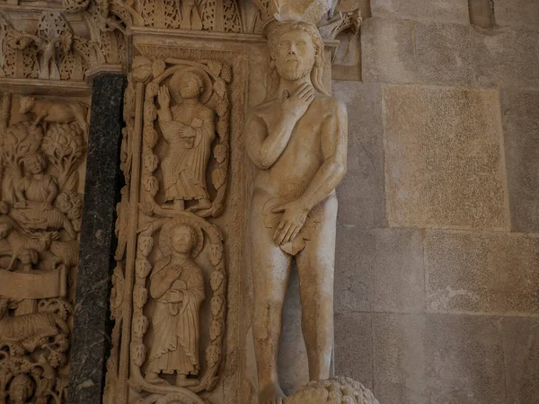 1240 yılının Radovan Portal Kilisesi Dalmaçya 'nın Trogir Ortaçağ kasabasında UNESCO Dünya Mirası Alanı Eski Şehir ve bina detayları.