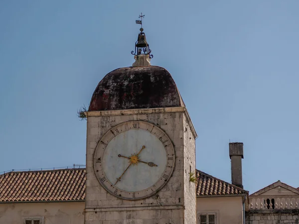 1240 yılının Radovan Portal Kilisesi Dalmaçya 'nın Trogir Ortaçağ kasabasında UNESCO Dünya Mirası Alanı Eski Şehir ve bina detayları.