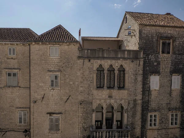 Dalmaçya 'daki Trogir ortaçağ kasabası Hırvatistan UNESCO Dünya Mirası Alanı Eski Şehir ve bina ayrıntıları.