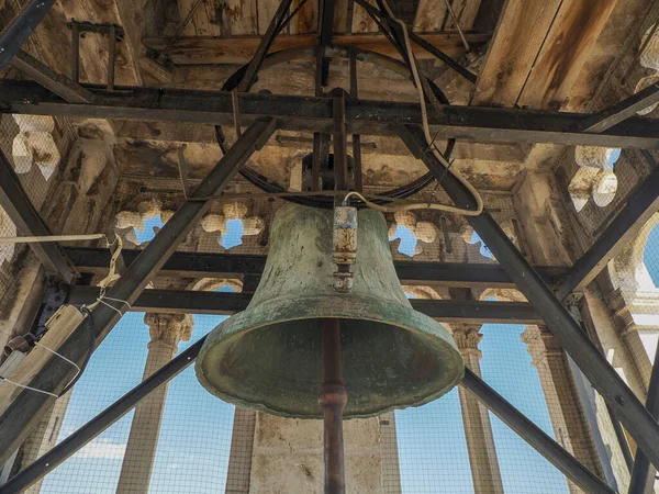 Dalmaçya 'daki Trogir ortaçağ kasabasının saat kulesi Hırvatistan UNESCO Dünya Mirası Alanı Eski Şehir ve bina ayrıntıları.