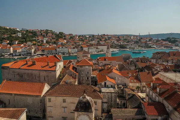 Dalmaçya 'daki Trogir Ortaçağ kasabasının saat kulesinden hava manzarası Hırvatistan UNESCO Dünya Mirası Alanı Eski Şehir ve bina ayrıntıları.