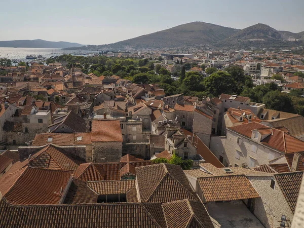 Dalmaçya 'daki Trogir Ortaçağ kasabasının saat kulesinden hava manzarası Hırvatistan UNESCO Dünya Mirası Alanı Eski Şehir ve bina ayrıntıları.