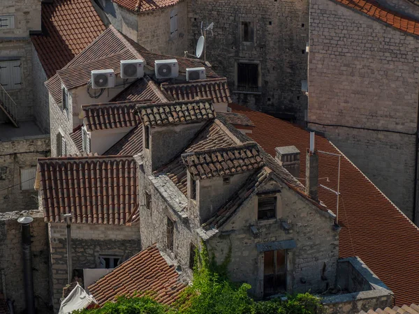 Dalmaçya 'daki Trogir Ortaçağ kasabasının saat kulesinden hava manzarası Hırvatistan UNESCO Dünya Mirası Alanı Eski Şehir ve bina ayrıntıları.