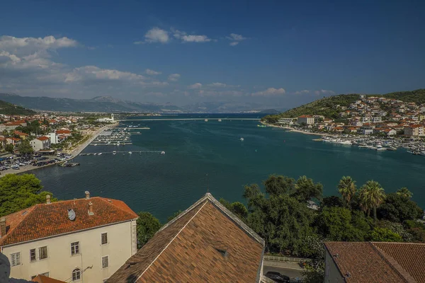 Dalmaçya 'daki Trogir Ortaçağ kasabasının saat kulesinden hava manzarası Hırvatistan UNESCO Dünya Mirası Alanı Eski Şehir ve bina ayrıntıları.