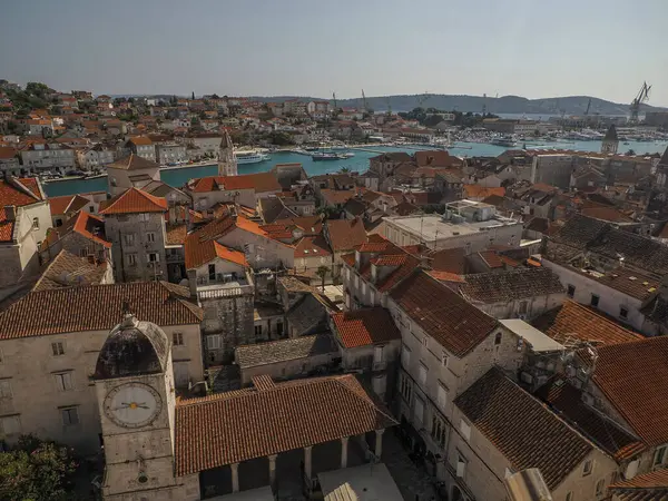 Dalmaçya 'daki Trogir Ortaçağ kasabasının saat kulesinden hava manzarası Hırvatistan UNESCO Dünya Mirası Alanı Eski Şehir ve bina ayrıntıları.