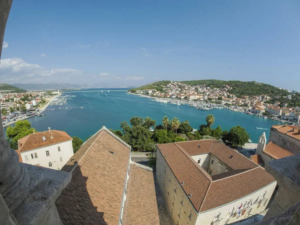 Dalmaçya 'daki Trogir Ortaçağ kasabasının saat kulesinden hava manzarası Hırvatistan UNESCO Dünya Mirası Alanı Eski Şehir ve bina ayrıntıları.