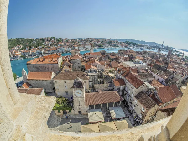 Dalmaçya 'daki Trogir Ortaçağ kasabasının saat kulesinden hava manzarası Hırvatistan UNESCO Dünya Mirası Alanı Eski Şehir ve bina ayrıntıları.