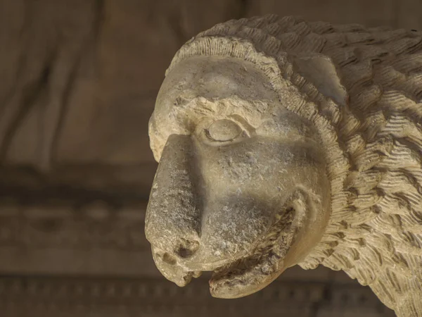 1240 yılının Radovan Portal Kilisesi Dalmaçya 'nın Trogir Ortaçağ kasabasında UNESCO Dünya Mirası Alanı Eski Şehir ve bina detayları.