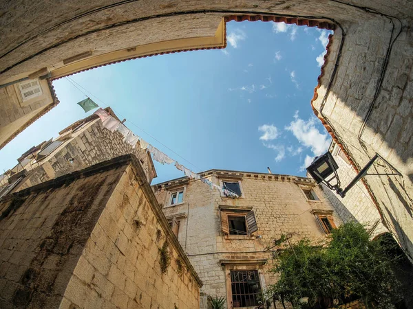 Dalmaçya 'daki Trogir ortaçağ kasabası Hırvatistan UNESCO Dünya Mirası Alanı Eski Şehir ve bina ayrıntıları.