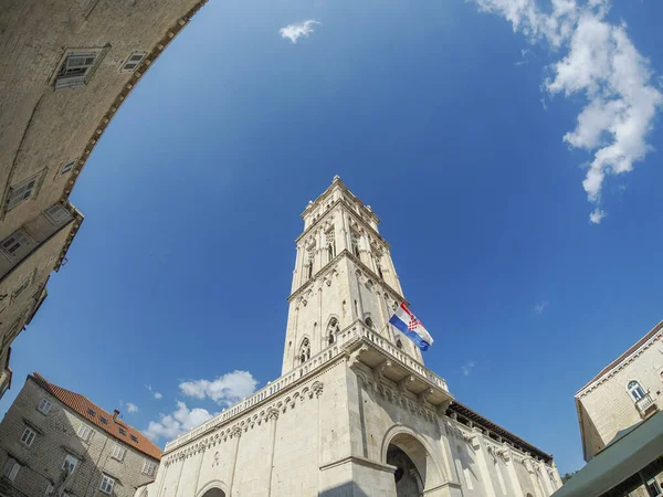 Dalmaçya 'daki Trogir ortaçağ kasabasının saat kulesi Hırvatistan UNESCO Dünya Mirası Alanı Eski Şehir ve bina ayrıntıları.