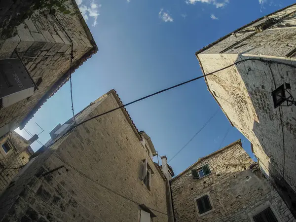 Dalmaçya 'daki Trogir ortaçağ kasabası Hırvatistan UNESCO Dünya Mirası Alanı Eski Şehir ve bina ayrıntıları.