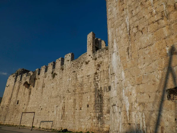 Dalmaçya 'daki Trogir Ortaçağ Şatosu Hırvatistan UNESCO Dünya Mirası Alanı Eski Şehir ve bina ayrıntıları.