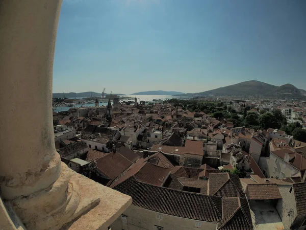 Dalmaçya 'daki Trogir Ortaçağ kasabasının saat kulesinden hava manzarası Hırvatistan UNESCO Dünya Mirası Alanı Eski Şehir ve bina ayrıntıları.