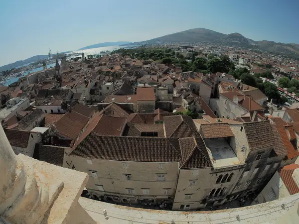 Dalmaçya 'daki Trogir Ortaçağ kasabasının saat kulesinden hava manzarası Hırvatistan UNESCO Dünya Mirası Alanı Eski Şehir ve bina ayrıntıları.