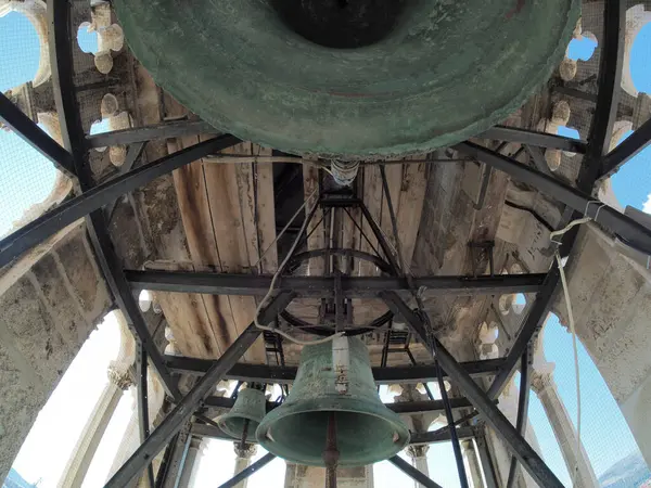 Dalmaçya 'daki Trogir ortaçağ kasabasının saat kulesi Hırvatistan UNESCO Dünya Mirası Alanı Eski Şehir ve bina ayrıntıları.