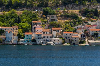 Split ve Vis 'i birbirine bağlayan feribot yolcusunun Hırvat manzarası