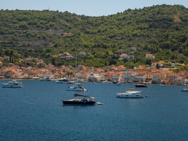 Split ve Vis 'i birbirine bağlayan feribot yolcusunun Hırvat manzarası