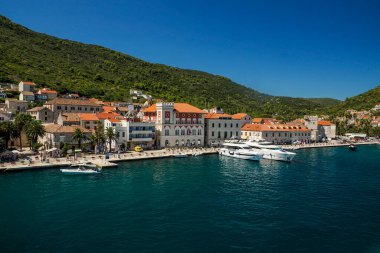 Split ve Vis 'i birbirine bağlayan feribot yolcusunun Hırvat manzarası