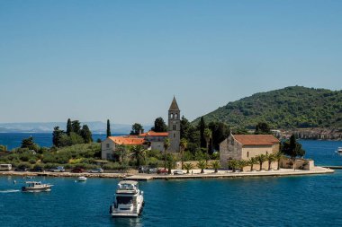 Split ve Vis 'i birbirine bağlayan feribot yolcusunun Hırvat manzarası