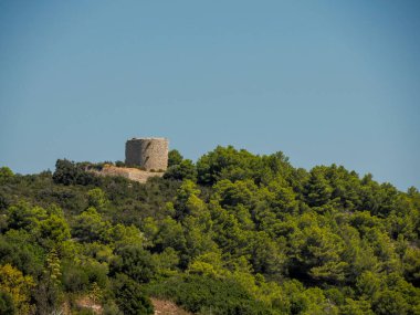 Split ve Vis 'i birbirine bağlayan feribot yolcusunun Hırvat manzarası