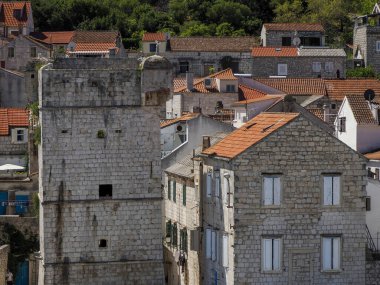 Split ve Vis 'i birbirine bağlayan feribot yolcusunun Hırvat manzarası