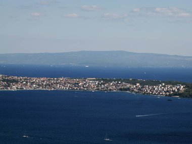 Trugir Hills 'ten Dalmaçya manzara Hırvatları adaya yelken açıyorlar.