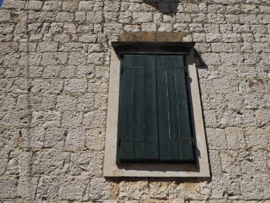 Aydınlık bir yaz gününde, Hırvatlar Köyü 'ndeki evlere karşı.