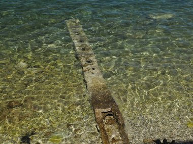 Aydınlık bir yaz gününde, Hırvat köyündeki evlerin berrak sularında şnorkelle yüzmek.