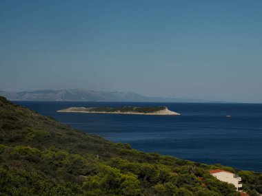 Hırvatistan adası turkuvaz su ve kaya uçurumları, berrak bir yaz gününde şeffaf berrak deniz suyu