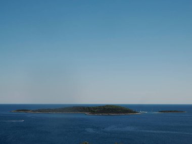 Hırvatistan adası turkuvaz su ve kaya uçurumları, berrak bir yaz gününde şeffaf berrak deniz suyu