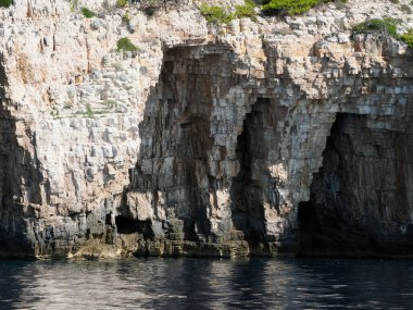 Hırvatistan adası turkuvaz su ve kaya uçurumları, berrak bir yaz gününde şeffaf berrak deniz suyu