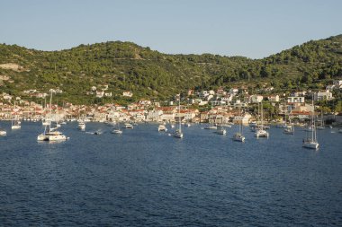 Hırvat adasının güneşli bir yaz gününde deniz manzaralı manzarası