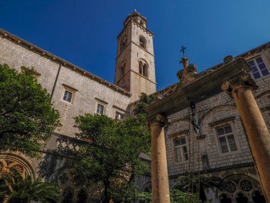 Hırvatistan 'ın Dubrovnik kentindeki Fransisken Manastırı' nın avlusu ve manastırı