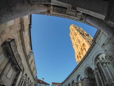 Bölünmüş Hırvatlar, Roma İmparatoru Diocletian 'ın eski kasaba sarayı gün batımında