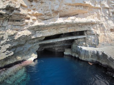 Hırvatistan adası turkuvaz su ve kaya uçurumları, berrak bir yaz gününde şeffaf berrak deniz suyu