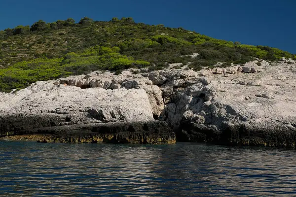 Острів Хорватія Бірюзова Вода Скеляста Скеля Прозора Чиста Морська Вода — стокове фото