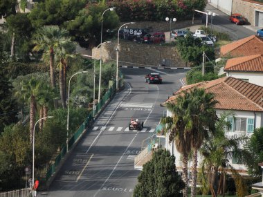 SANREMO, İtalya - 15 Ekim 2023 - Ospedaletti Devresi Tarihi Otomobil Uyanışı Ospedaletti caddelerinde düzenlenen bir yarışma