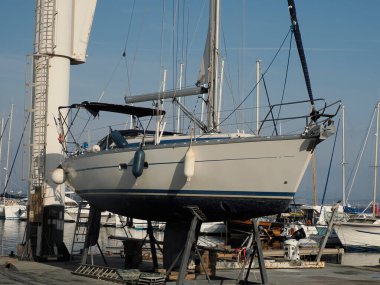 Porquerolles Adası, Fransa, Panorama 'daki liman iskelesinde bir tekne.
