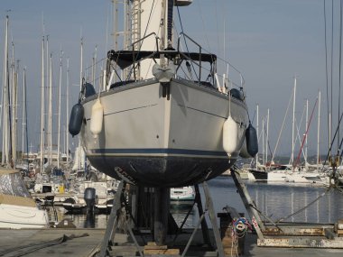 Porquerolles Adası, Fransa, Panorama 'daki liman iskelesinde bir tekne.