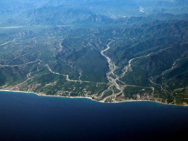 Bahia de Concepcion, Baja California Sur, Meksika 'daki deniz kenarındaki güzel dağların hava manzarası.