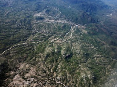 Bahia de Concepcion, Baja California Sur, Meksika 'daki deniz kenarındaki güzel dağların hava manzarası.