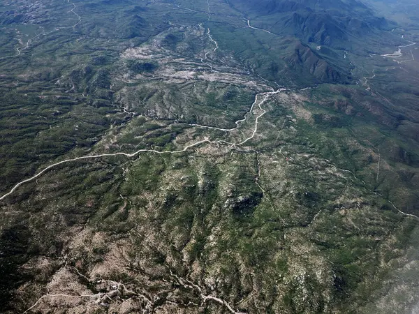 Bahia de Concepcion, Baja California Sur, Meksika 'daki deniz kenarındaki güzel dağların hava manzarası.