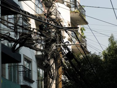 Mexico City, elektrik hatları ve bağlantı kabloları karışmış. Şehirde elektrik direklerine dolanmış bir sürü kablo var.