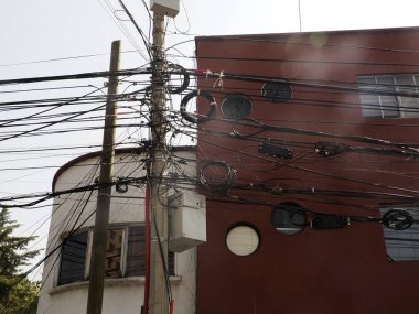 Mexico City, elektrik hatları ve bağlantı kabloları karışmış. Şehirde elektrik direklerine dolanmış bir sürü kablo var.
