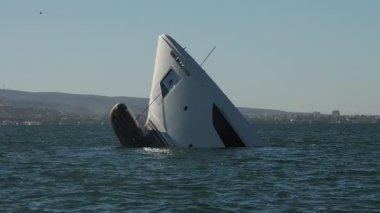 Gemi enkazı Norma Baja California Kasırgası 'ndan sonra yavaş çekim görüntüsü.