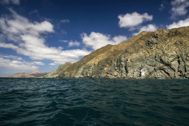 Marguerite adası kıyılarından Panorama manzarası. Pasifik Okyanusu 'ndaki volkanik kayaların üzerinden. California sur, Meksika.